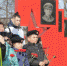 Почтить память Героя пришли и ветераны, и школьники, и заводчане, которые все эти годы собирают архивные материалы  о Панкратове. | Фото Сергея Юрова - Красный север