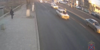 В Волгограде на камеры попал жесткий наезд на девушку на пешеходном переходе - Комсомольская правда
