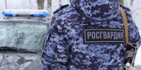 Пьяная посетительница гостиницы после скандала уснула у стойки администратора - Gorodvo.Ru