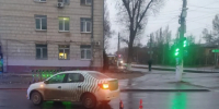 Лихач на «Рено» сбил пешехода в центре Волгограда - Комсомольская правда