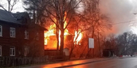 Горевший дом в Вологде вновь объяло пламя - Gorodvo.Ru