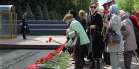 В преддверии Дня Победы в Москве прошла церемония возложения цветов к Могиле Неизвестного солдата, в которой приняли участие делегации региональных землячеств - Правительство Вологодской области
