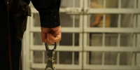Волгоградцы под видом полицейских ограбили отдыхающих в ночном клубе - Комсомольская правда