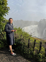"В халатике у водопада": бывший вологодский депутат Денис Долженко провел фотосессию в Зимбабве