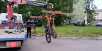 Подросток в попытке спасти мопед от эвакуации врезался в патрульную машину - Gorodvo.Ru
