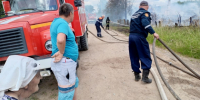 Пенсионерка чудом спаслась при пожаре, уничтожившем два дома в Вологодской области - ProGorod35.Ru