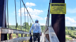 На подвесных мостах устанавливают ограничивающие таблички