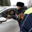 Прямо на дороге экипаж ДПС вручал дамам букеты цветов и небольшие подарки - Газета Маяк