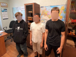 Трое подростков устроили опасную поездку, зацепившись за вагон грузового состава